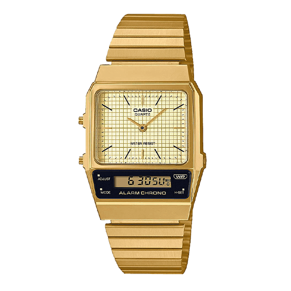 Gullfarget Casio digital og analog klokke med rutete mønstret urskive, digital skjerm og segmentert metallrem.