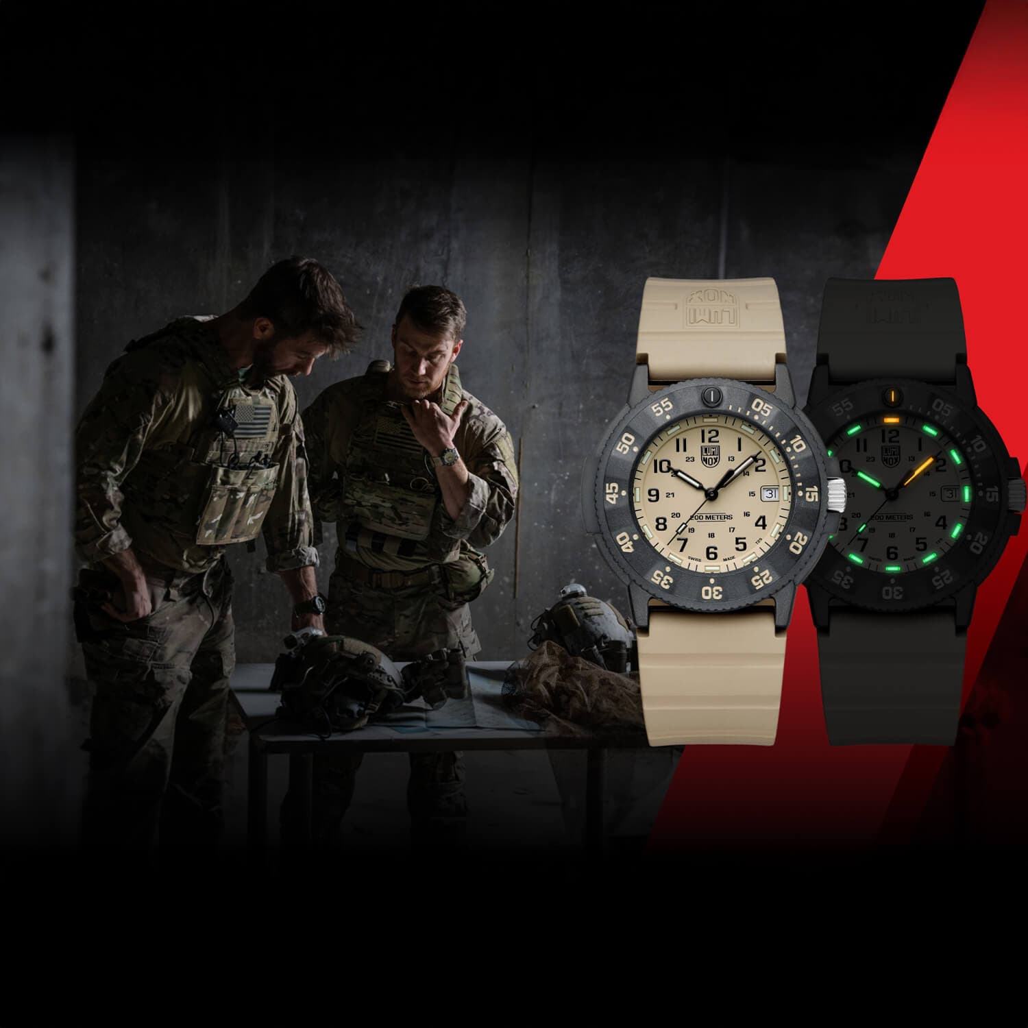 To soldater undersøker utstyr i et svakt opplyst rom, med to taktiske klokker i beige og svart utstilt på høyre side mot en rød bakgrunn.