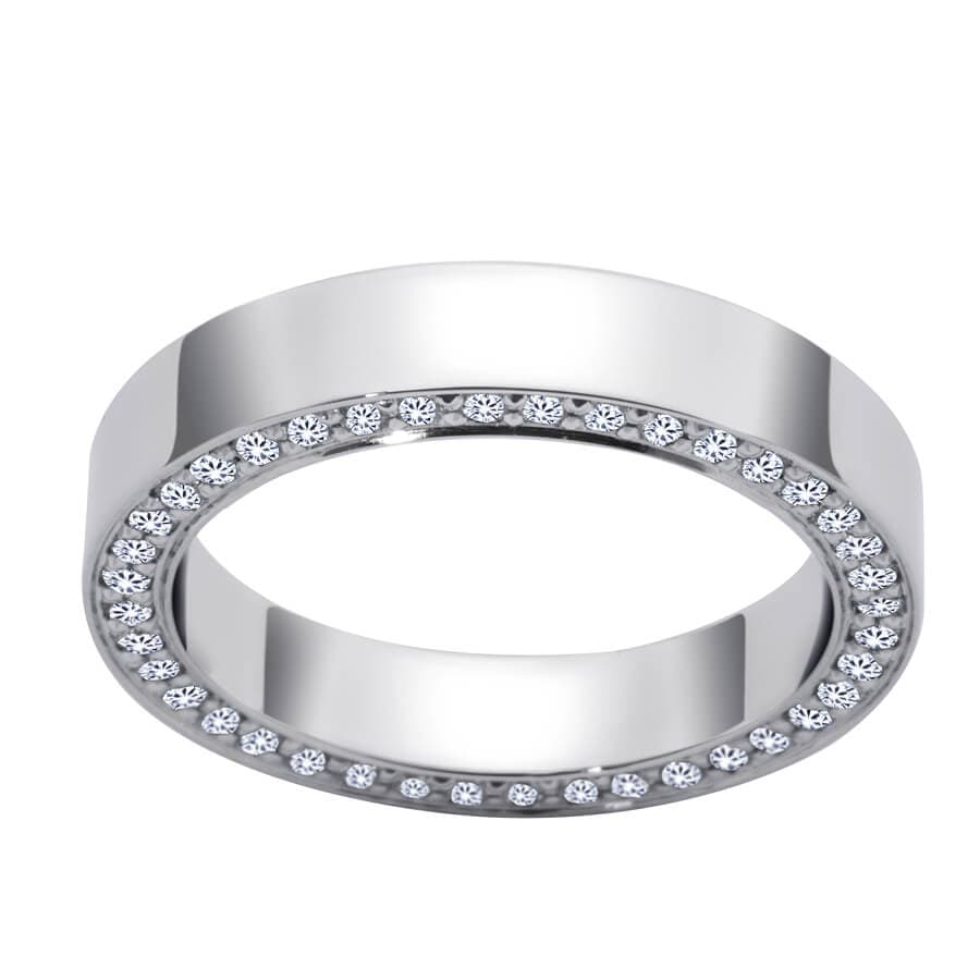 Sølvring med en rad med små, glitrende diamanter innfelt langs den ytre kanten, på hvit bakgrunn.
